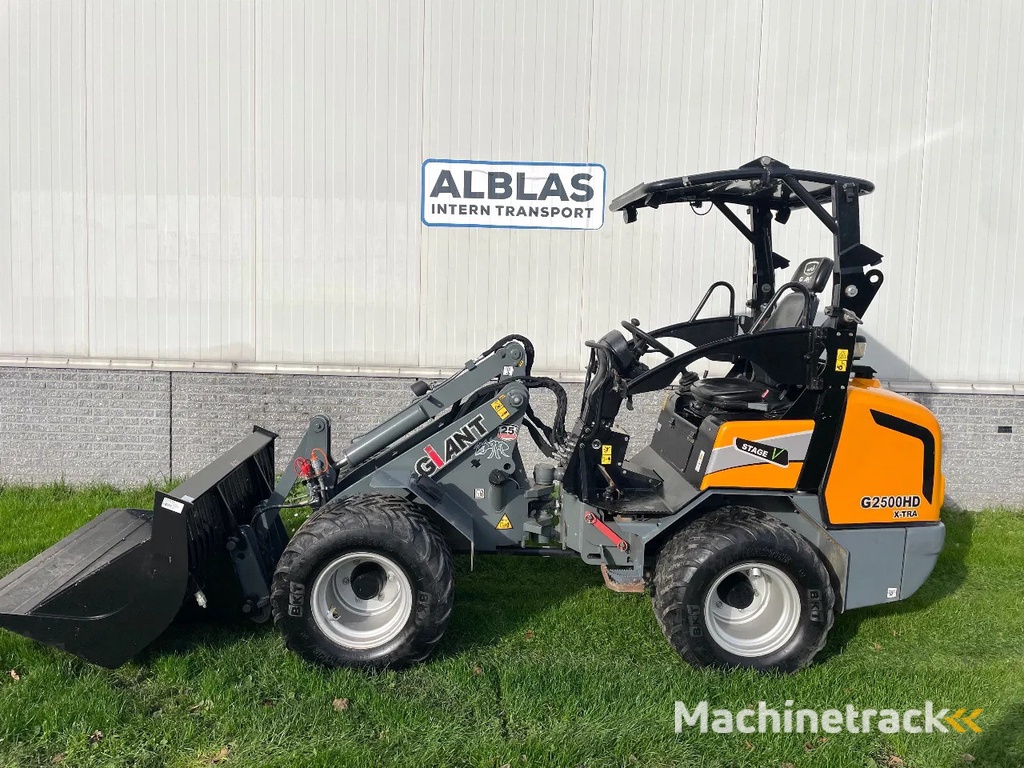 Giant G2500HD Xtra shovel met kenteken