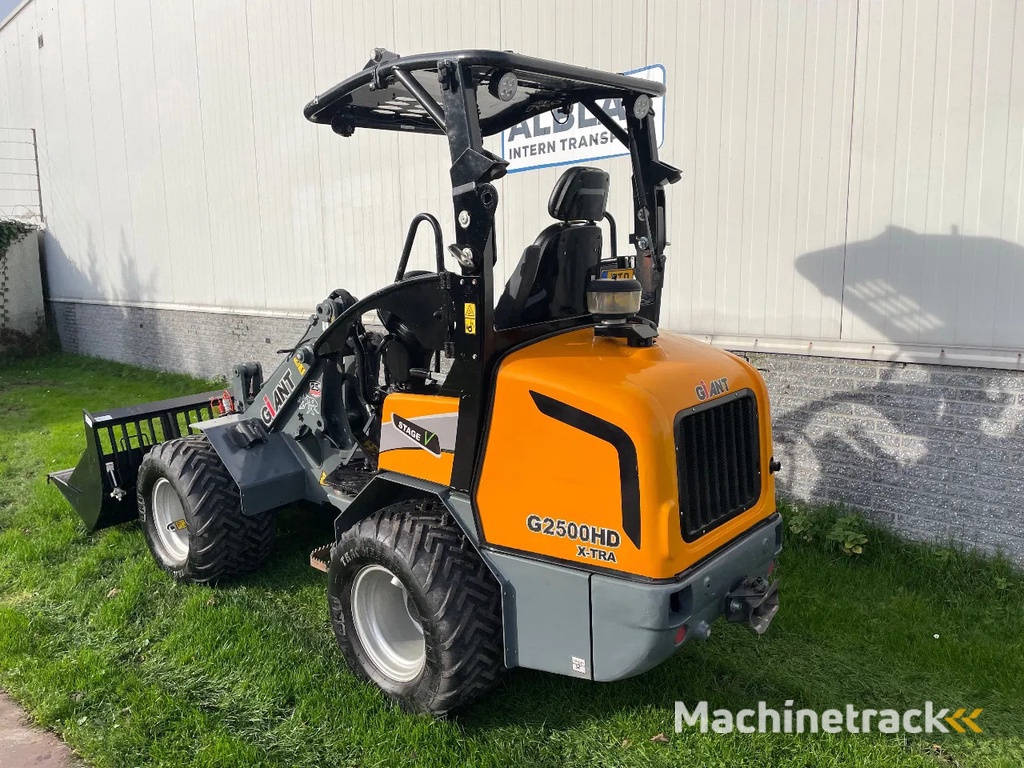 Giant G2500HD Xtra shovel met kenteken