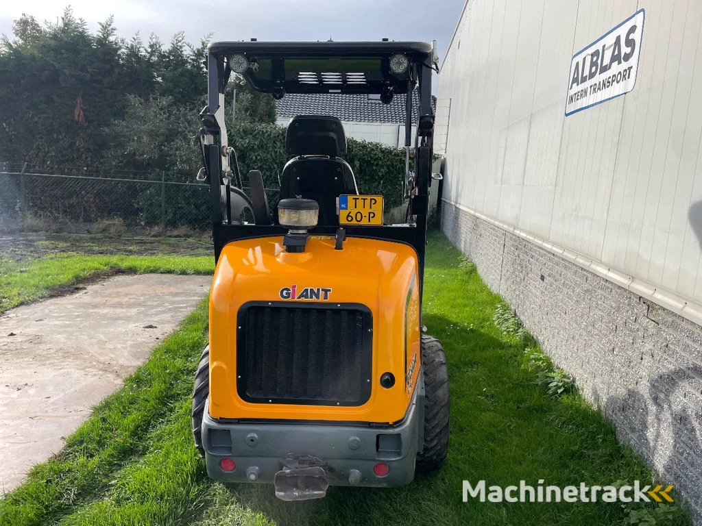 Giant G2500HD Xtra shovel met kenteken