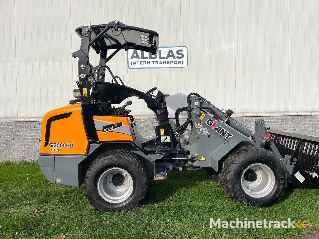 Giant G2500HD Xtra shovel met kenteken