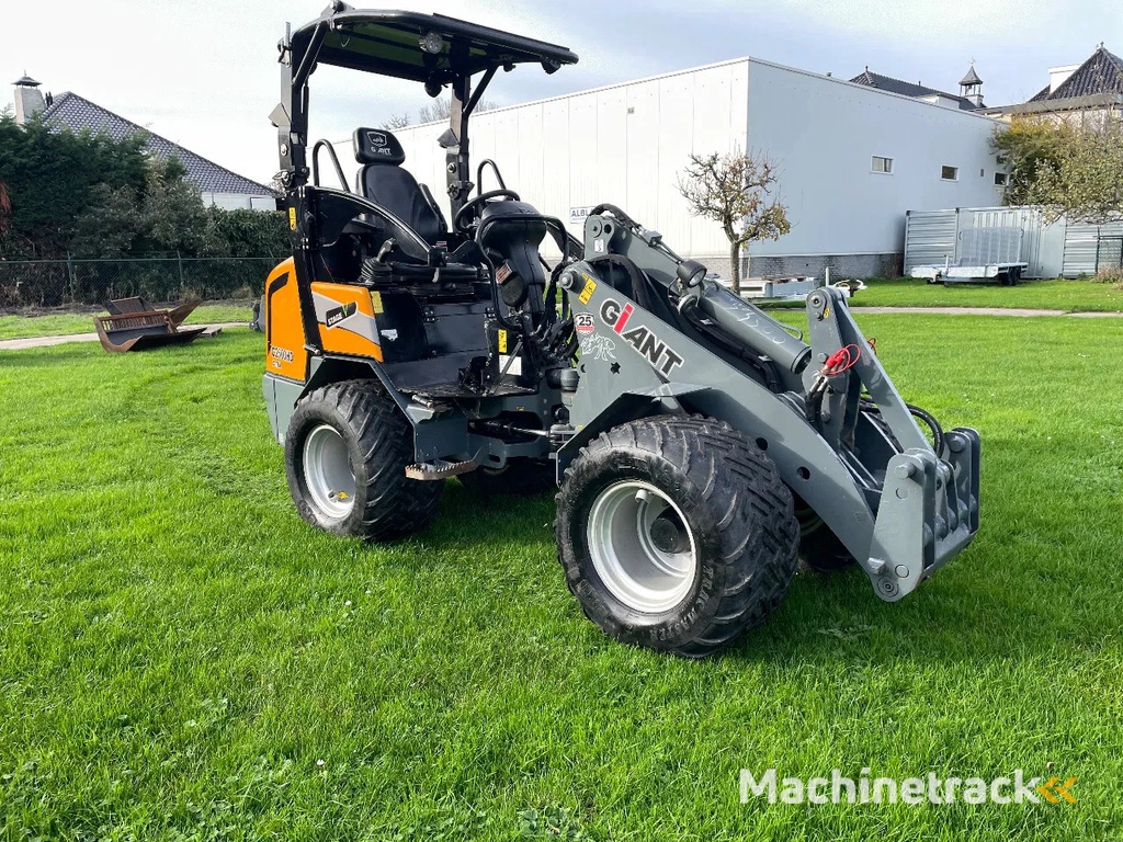 Giant G2500HD Xtra shovel met kenteken