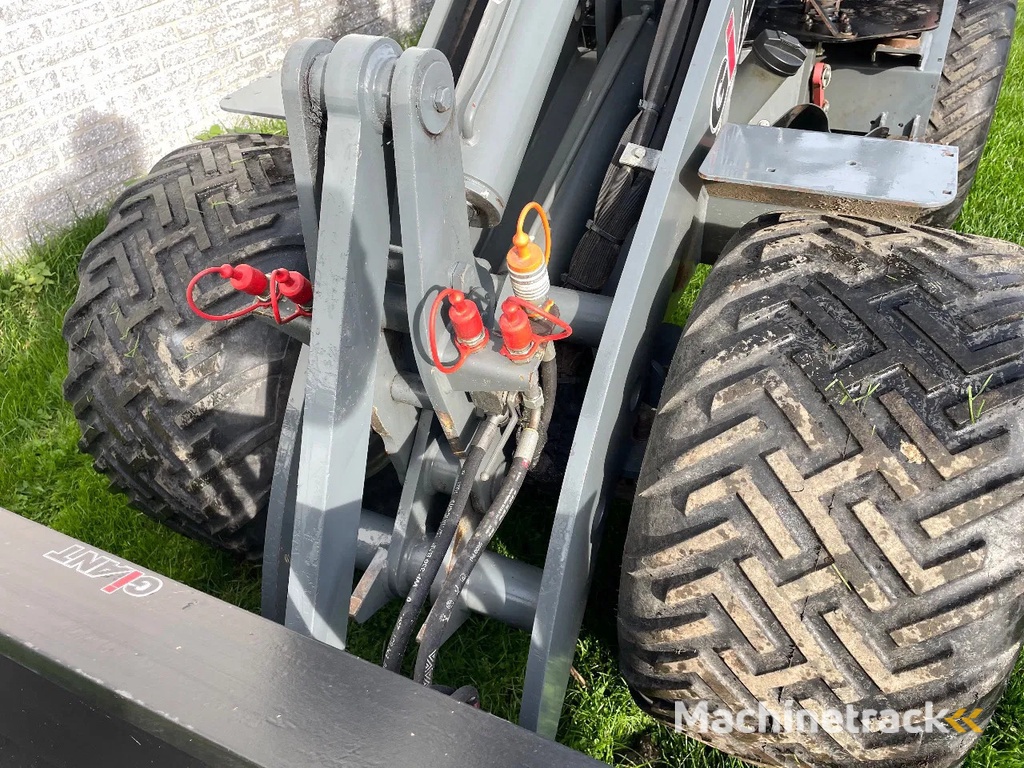 Giant G2500HD Xtra shovel met kenteken