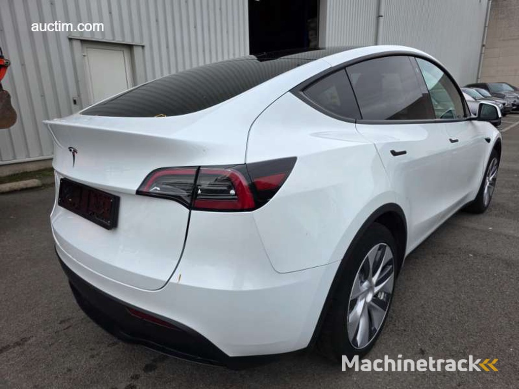 Tesla Model Y 2024