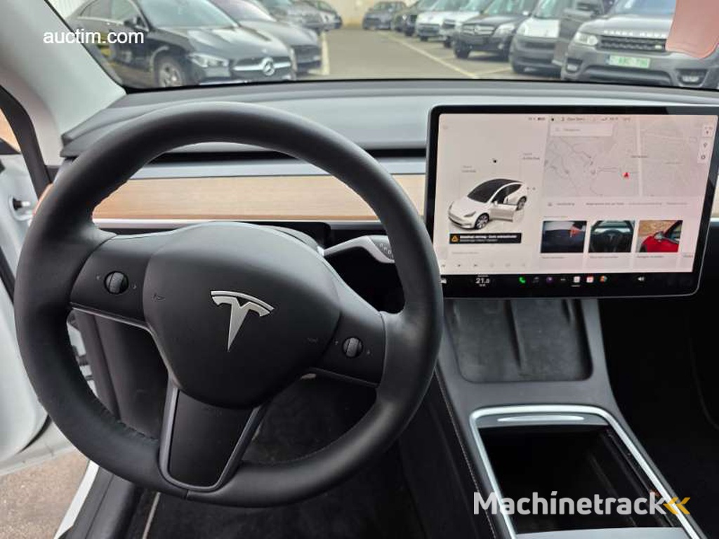 Tesla Model Y 2024
