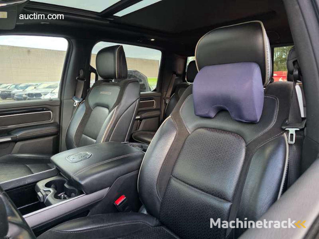 Dodge  RAM 1500 Laramie Crew Cab Night Edition...