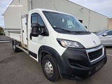 Minituur van Peugeot Boxer 2020 bestelwagen met open laadbak