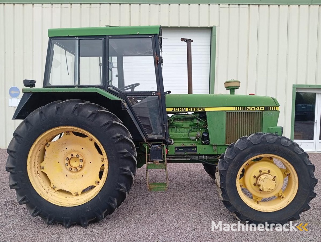 John Deere 3040