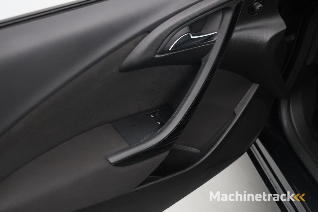 Opel Astra 1.4 Turbo Edition | Stoel- Stuuverw. | PDC V+A | 17 inch | Cruise | Clima