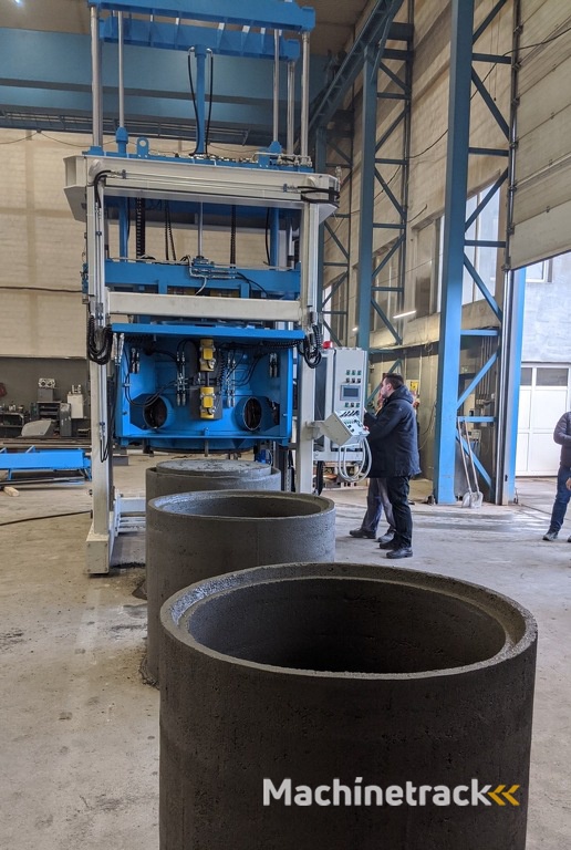 Mobile machine for the production of large concrete rings and pipes SUMAB E-12L