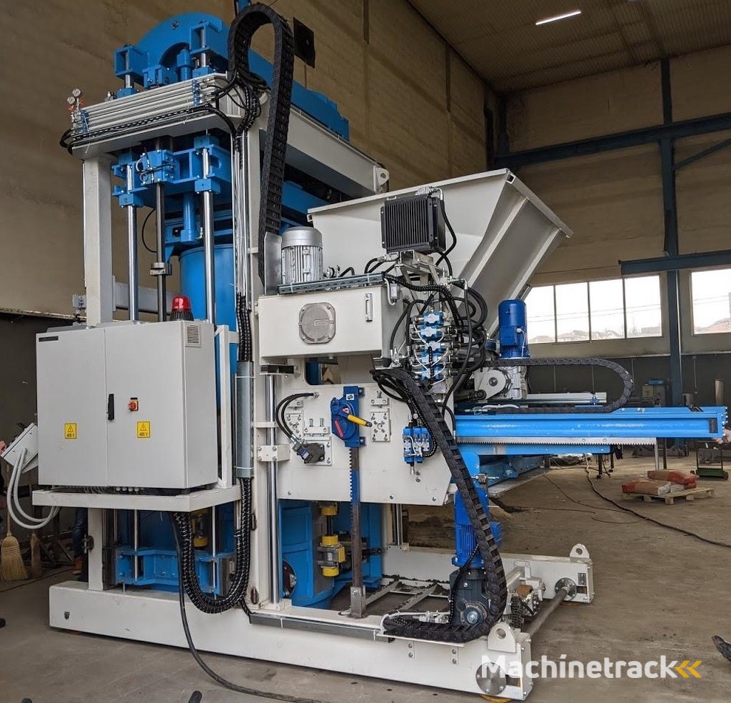 Mobile machine for the production of large concrete rings and pipes SUMAB E-12L