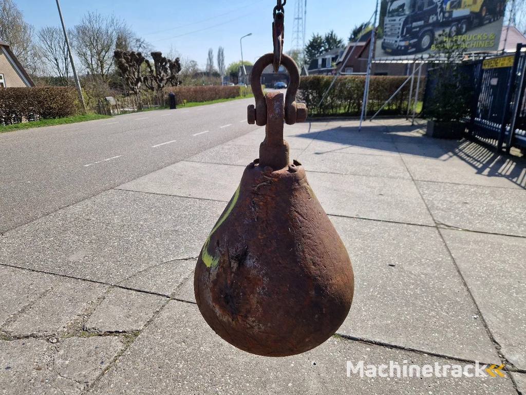Diversen stalen sloopkogels / beulen