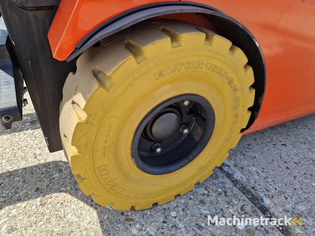 Toyota 1500 kg. elektrisch hefhoogte 5.00m.