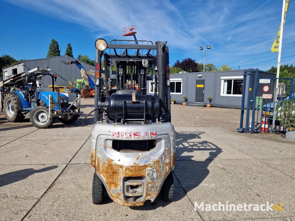 Nissan 1800 kg. LPG met keuring