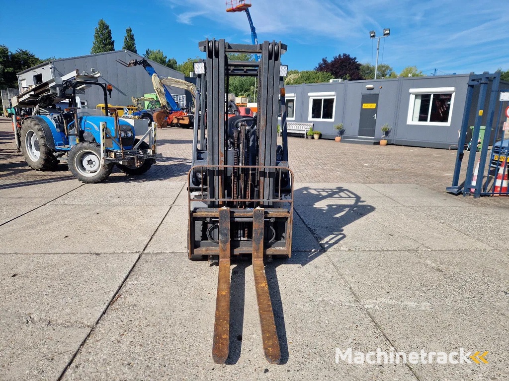 Nissan 1800 kg. LPG met keuring