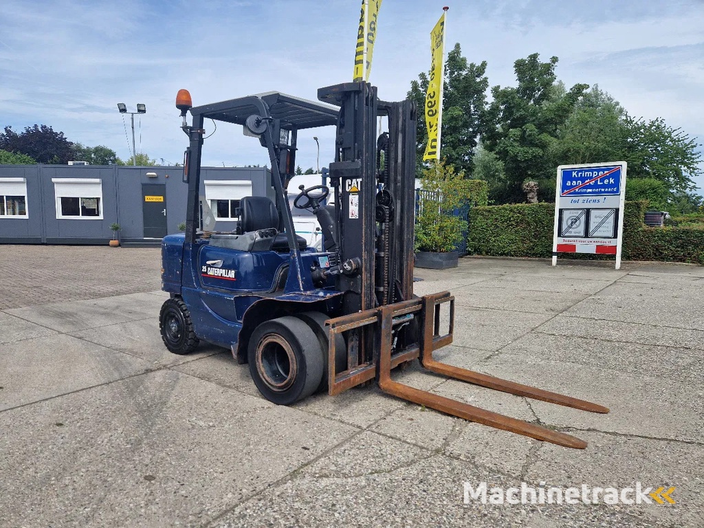 Caterpillar DP25K met breed vorkenbord