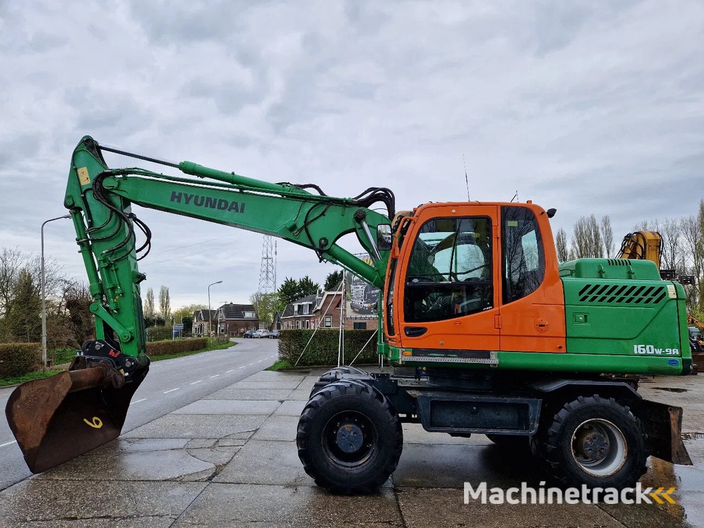 Hyundai Robex 160W-9A met 6-cilinder Cummins motor