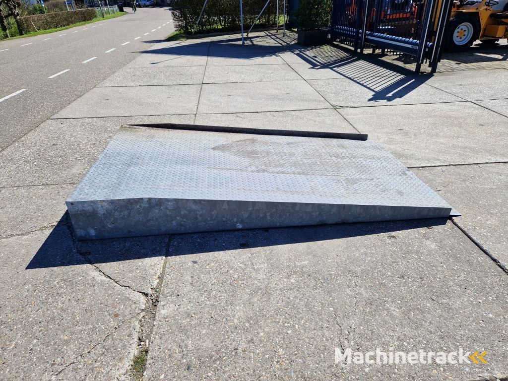 Diversen gegalvaniseerd zwaar uitgevoerd oprijplateau