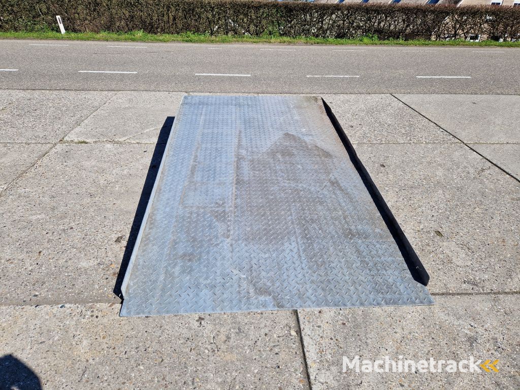 Diversen gegalvaniseerd zwaar uitgevoerd oprijplateau