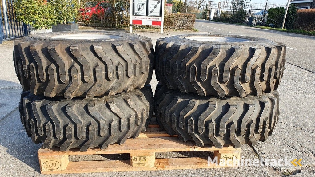 Titan en BKT shovelband op velg