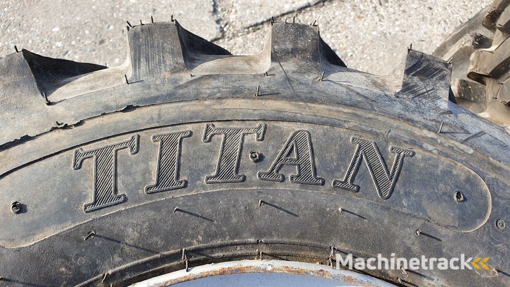 Titan en BKT shovelband op velg