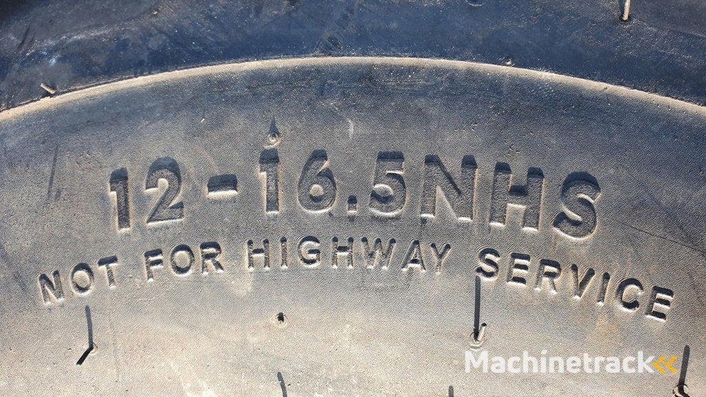 Titan en BKT shovelband op velg