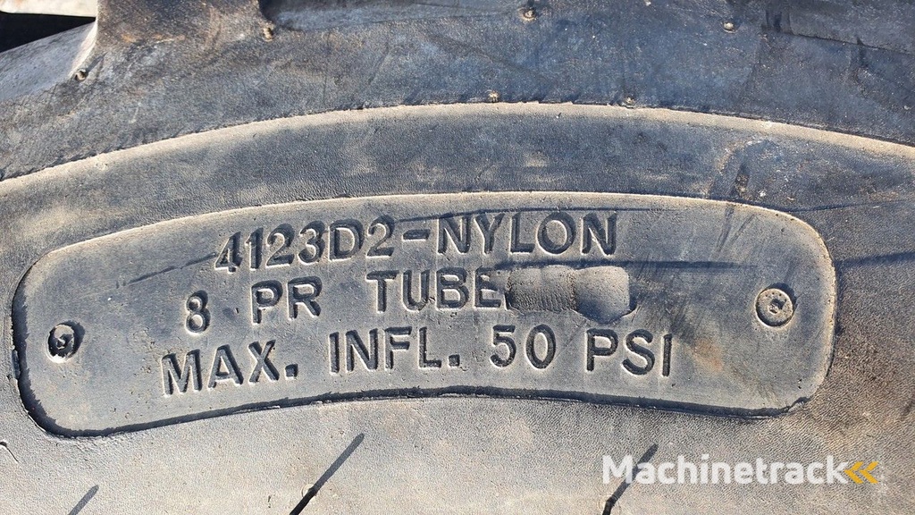 Titan en BKT shovelband op velg