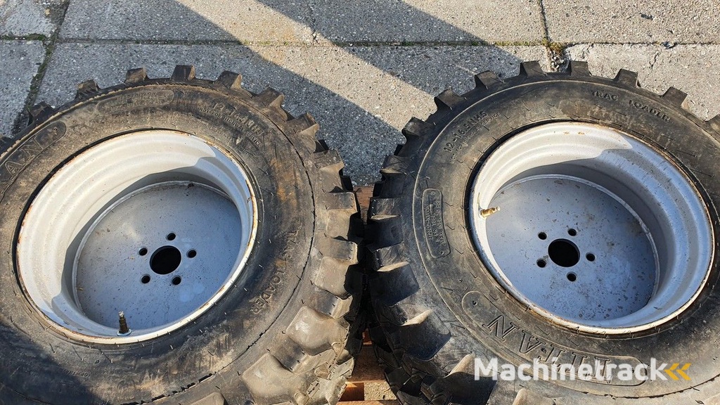 Titan en BKT shovelband op velg