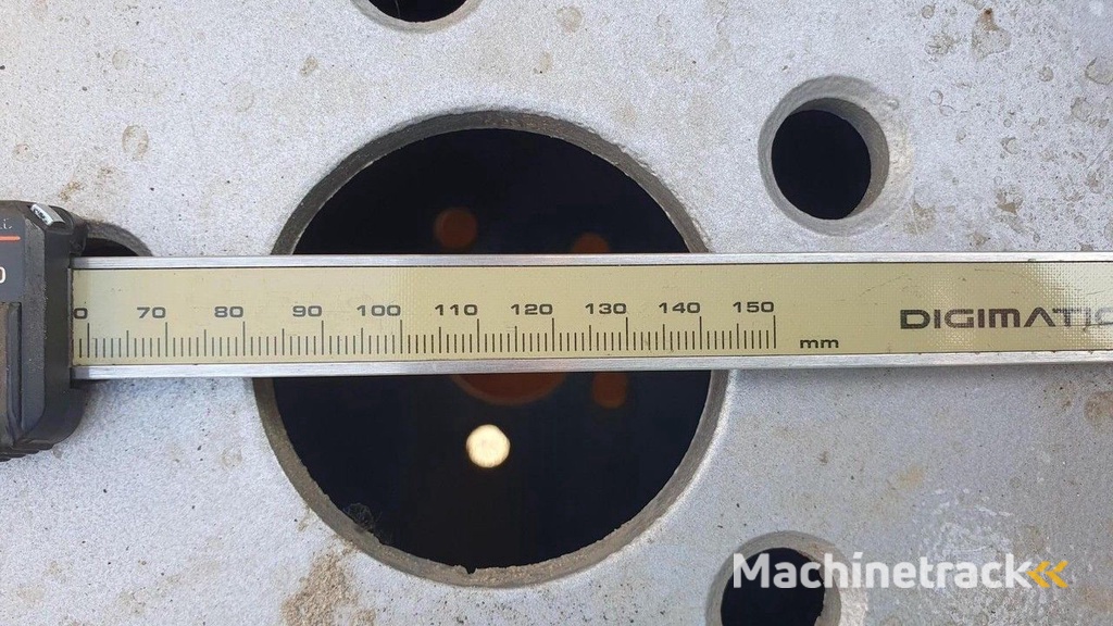 Titan en BKT shovelband op velg