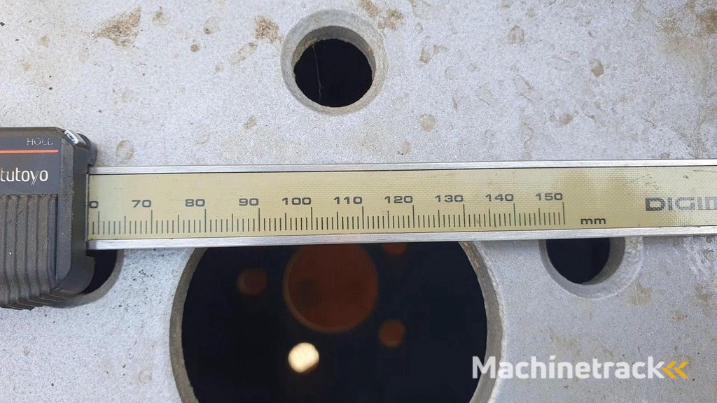 Titan en BKT shovelband op velg