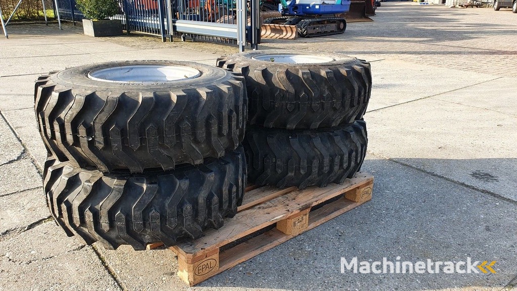 Titan en BKT shovelband op velg