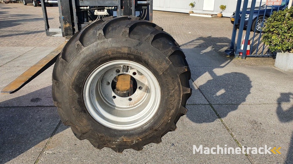 Titan en BKT shovelband op velg