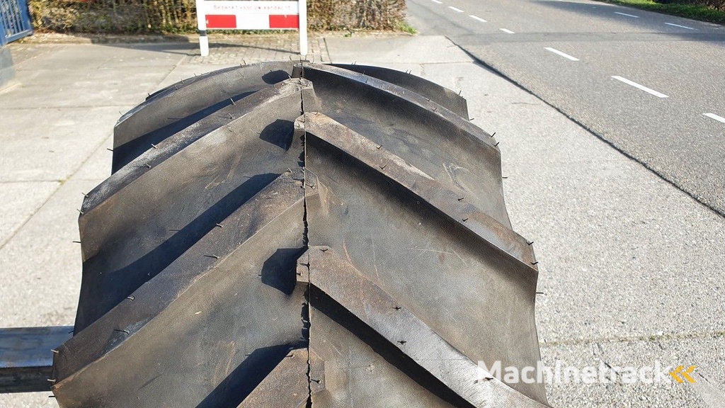 Titan en BKT shovelband op velg