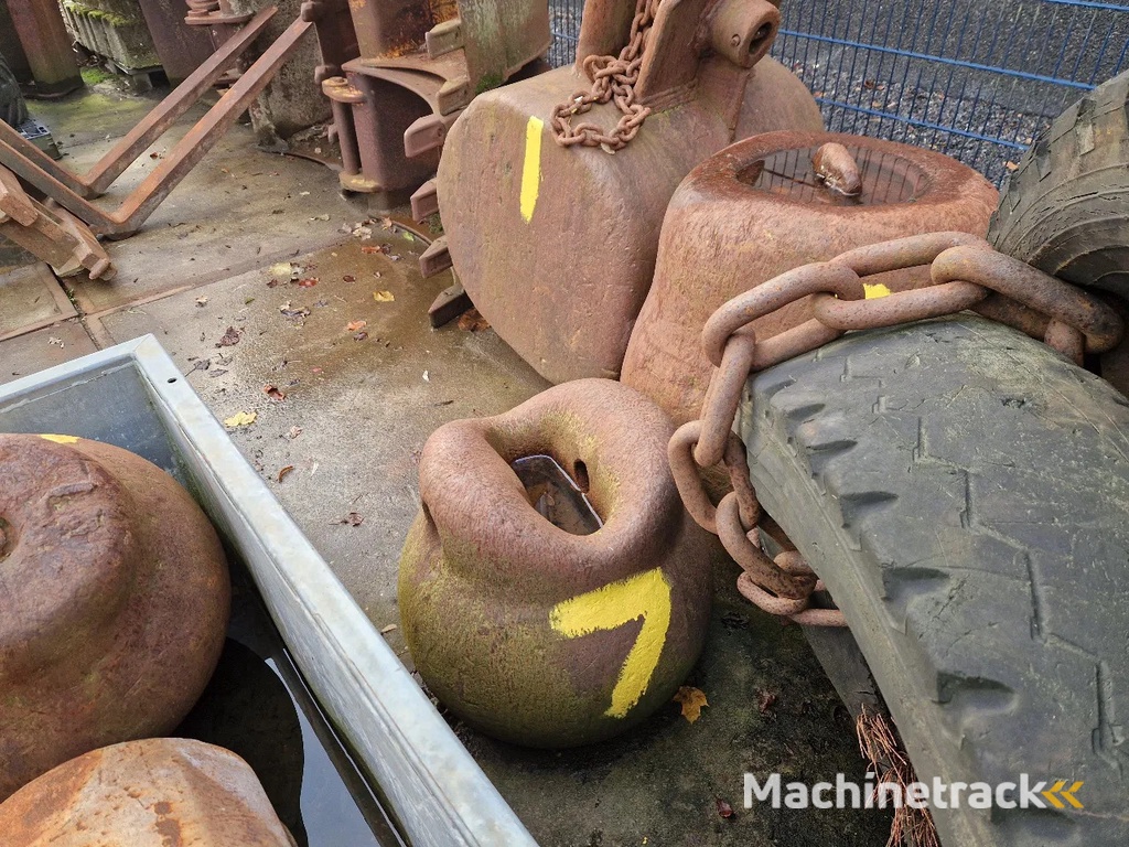 Diversen stalen sloopkogels / beulen
