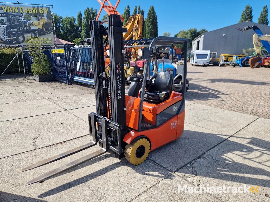 Toyota 1500 kg. elektrisch hefhoogte 5.00m.