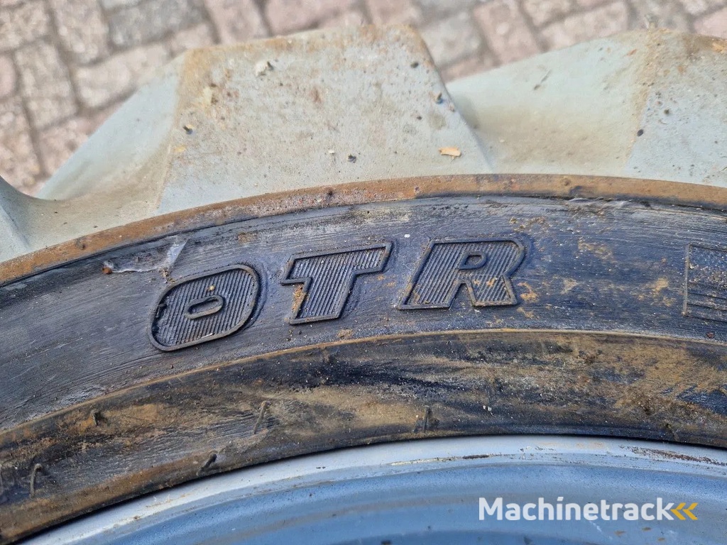 Overige 3x nieuwe OUTRIGGER volgeschuimde hoogwerkerband met velg