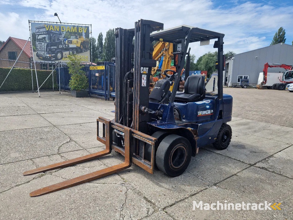 Caterpillar DP25K met breed vorkenbord