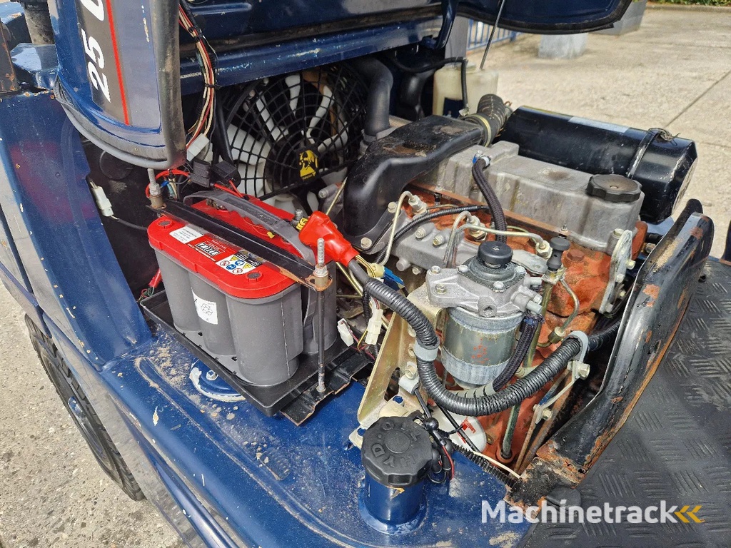 Caterpillar DP25K met breed vorkenbord