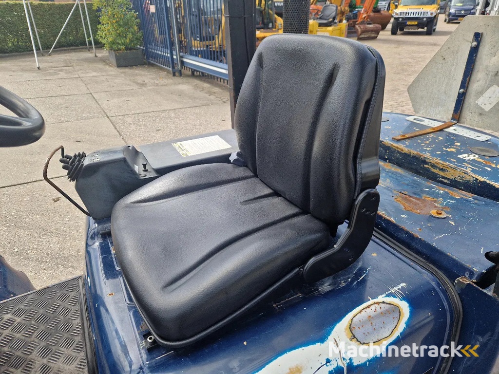 Caterpillar DP25K met breed vorkenbord