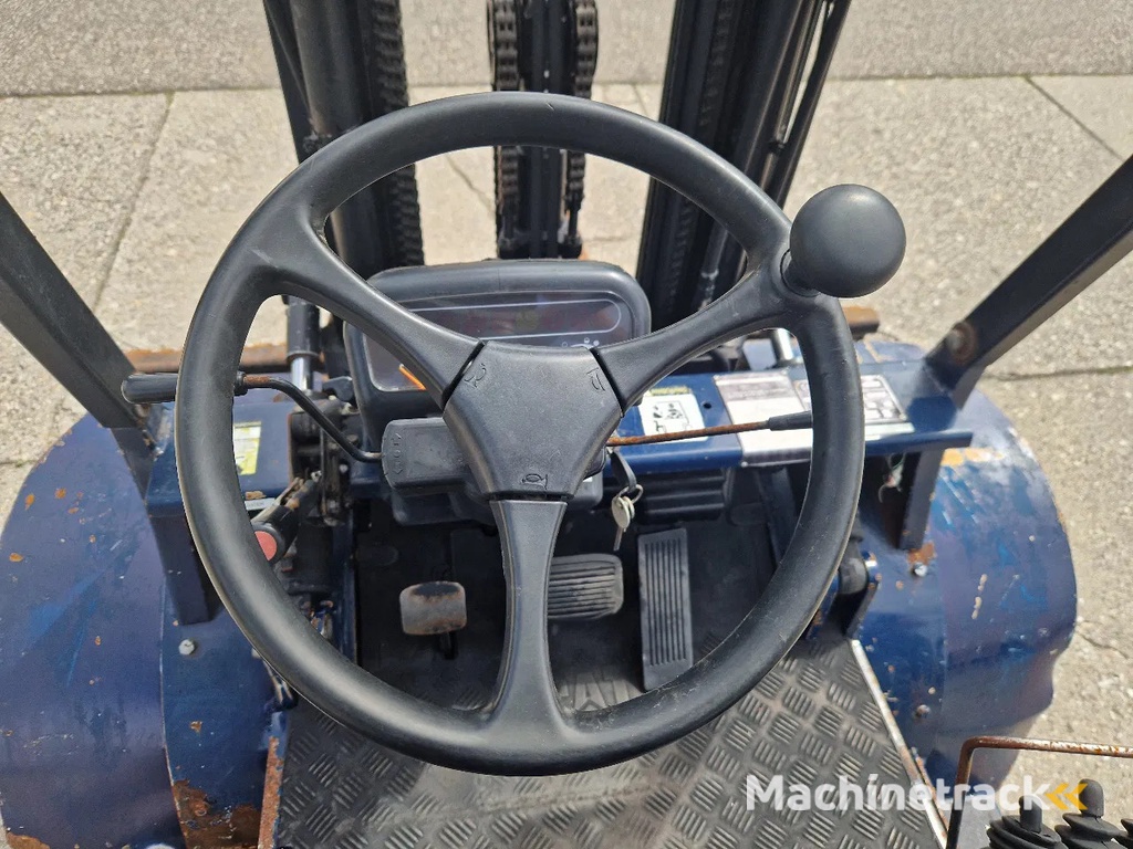 Caterpillar DP25K met breed vorkenbord