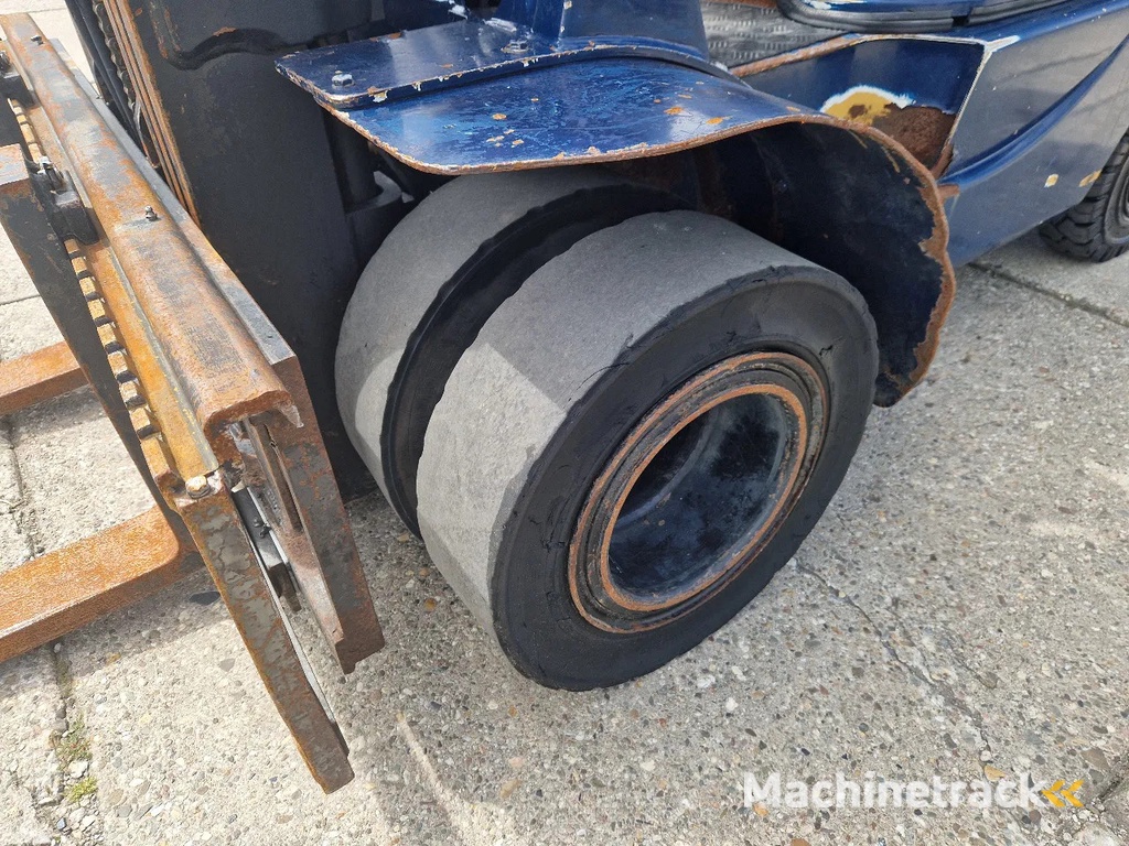 Caterpillar DP25K met breed vorkenbord