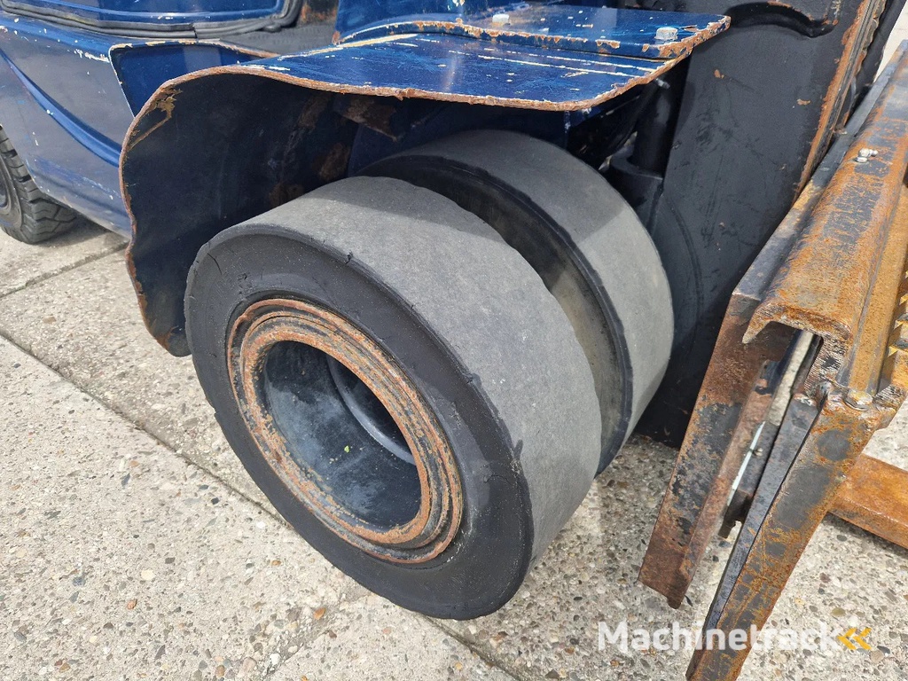 Caterpillar DP25K met breed vorkenbord