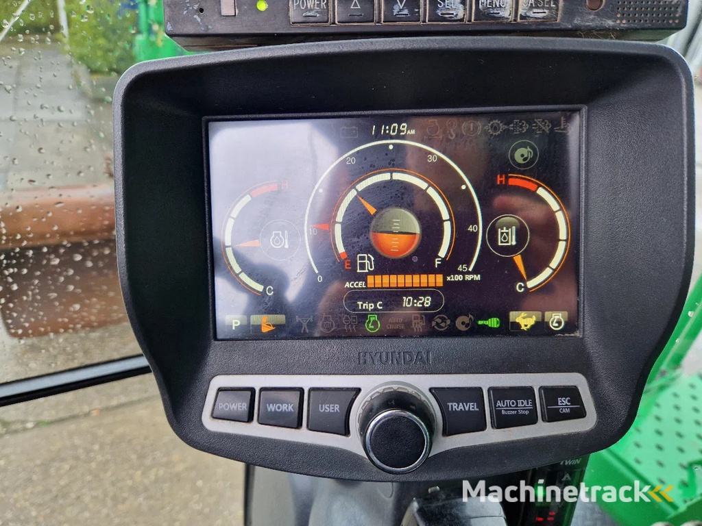 Hyundai Robex 160W-9A met 6-cilinder Cummins motor