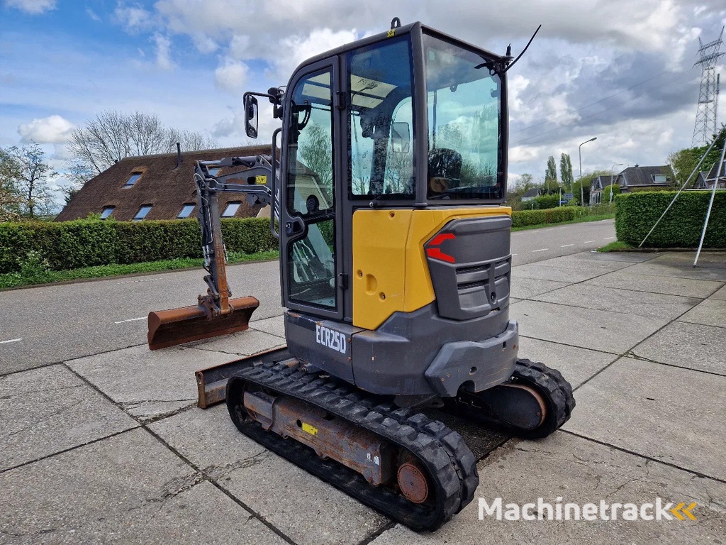 Volvo ECR25D met 2562 uur