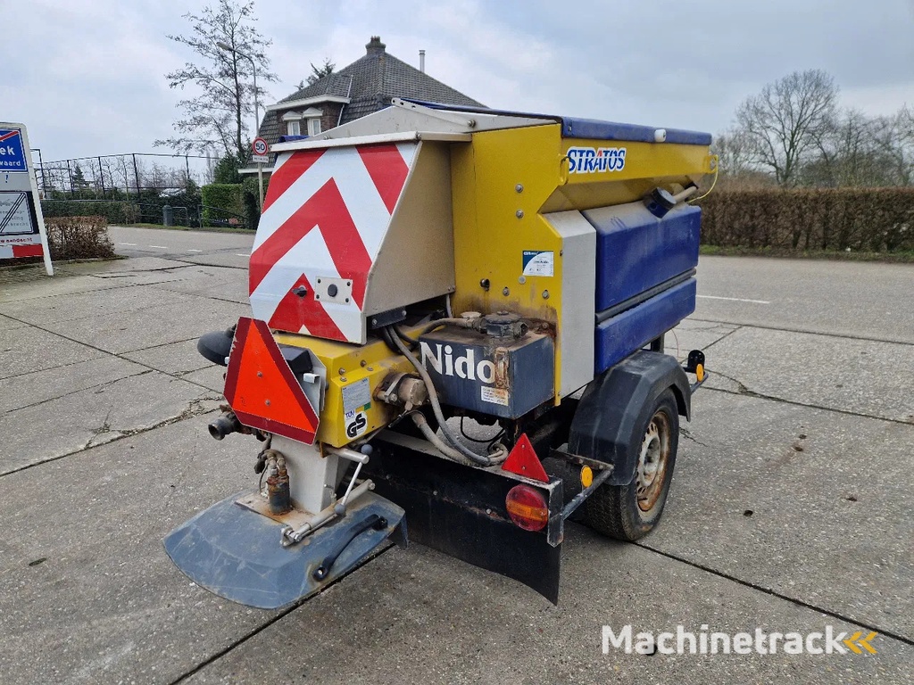 Overige Nido Stratos B08-15 nat zoutstrooier zo uit het werk