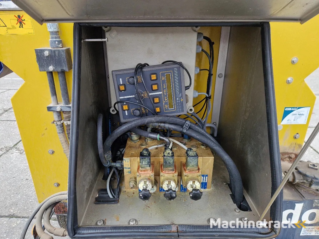 Overige Nido Stratos B08-15 nat zoutstrooier zo uit het werk