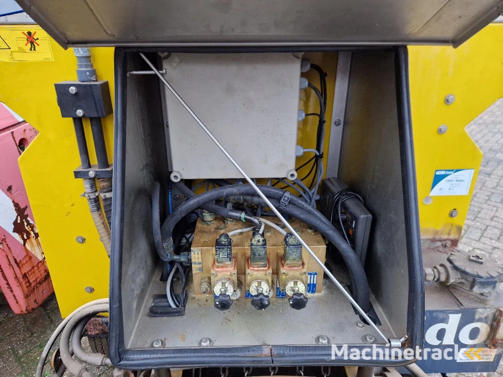 Overige Nido Stratos B08-15 nat zoutstrooier zo uit het werk