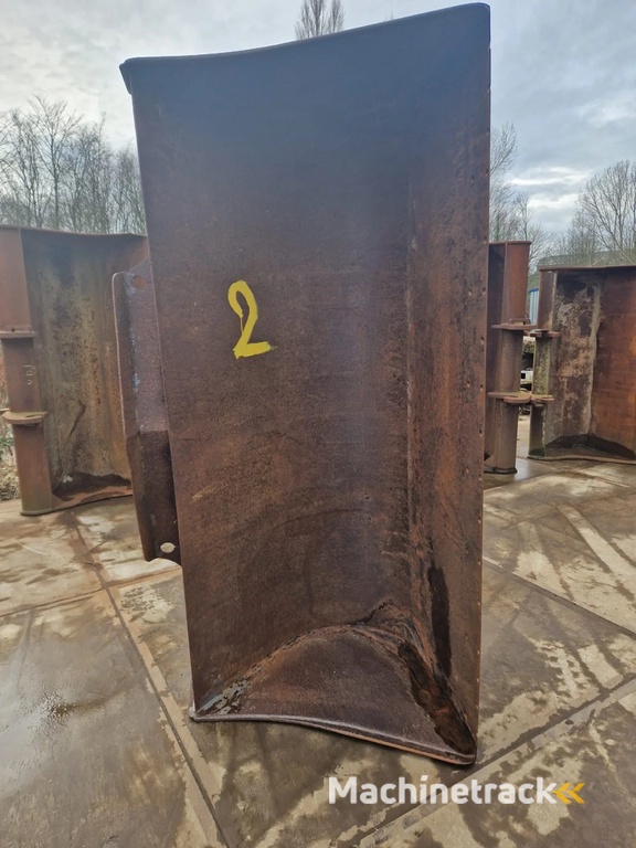 Volvo dichte wielladerbak breedte 2.24m.