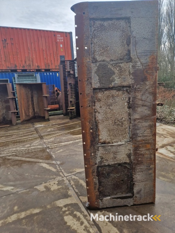 Volvo dichte wielladerbak breedte 2.24m.