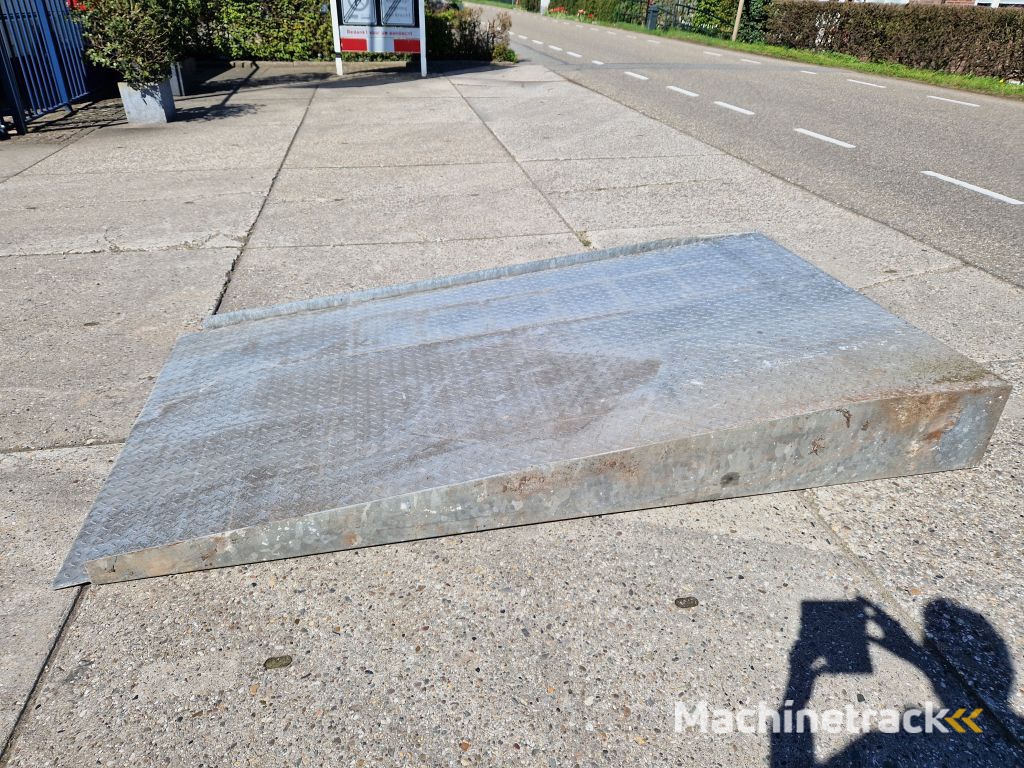 Diversen gegalvaniseerd zwaar uitgevoerd oprijplateau
