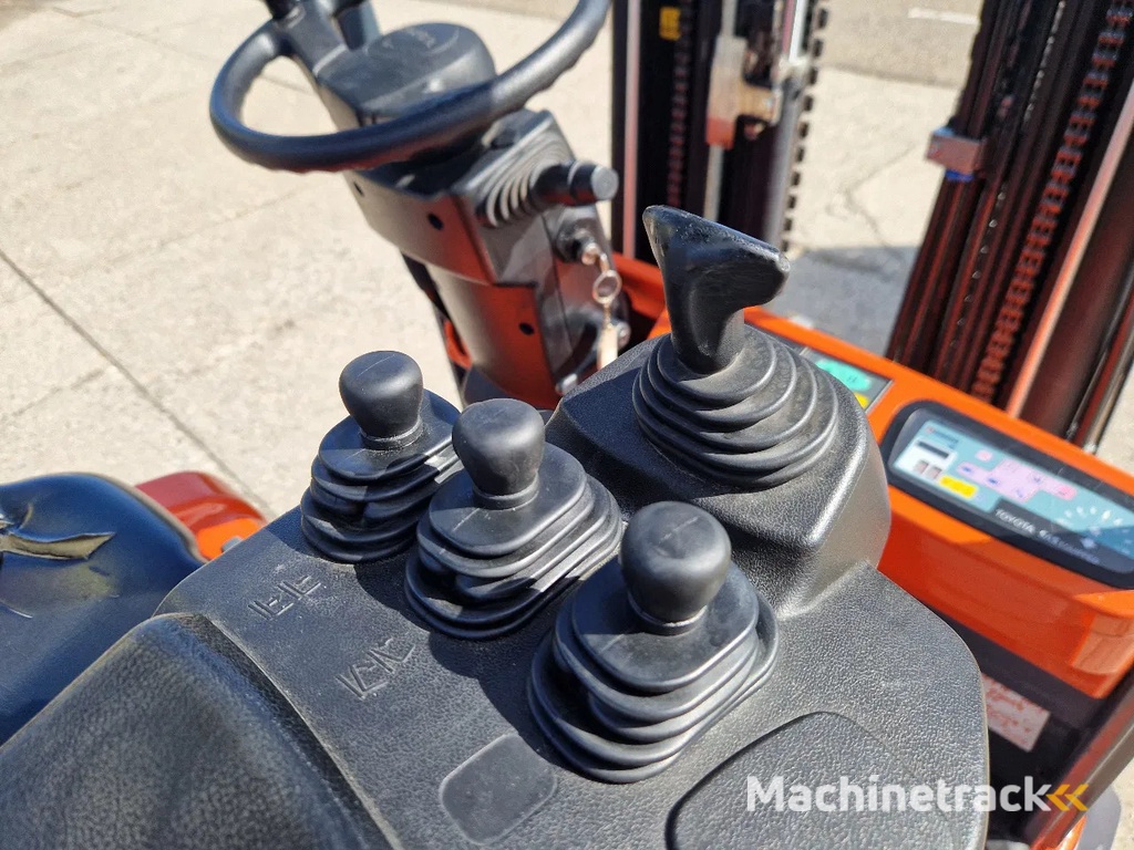 Toyota 1500 kg. elektrisch hefhoogte 5.00m.